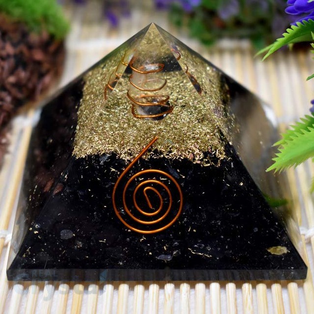 Shungite-Stone-Pyramid