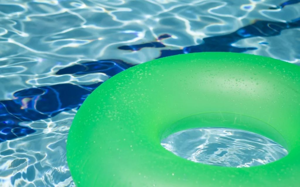 3 Ways to Add Chlorine Tablets to Your Pool